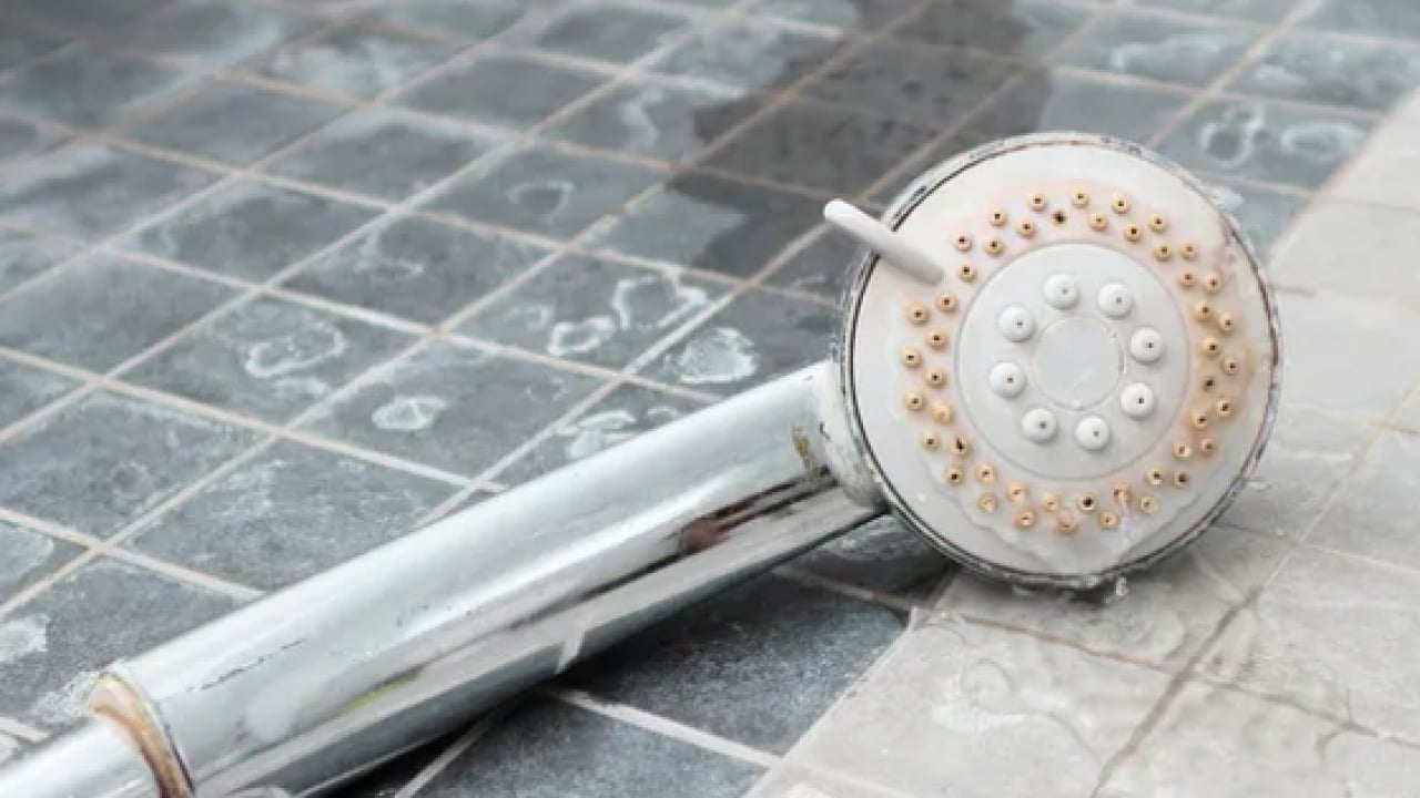 Foto - En zorlu sınavlardan biri... Kireçten taşlaşmış musluğu 5 dakikada ayna gibi yapın!