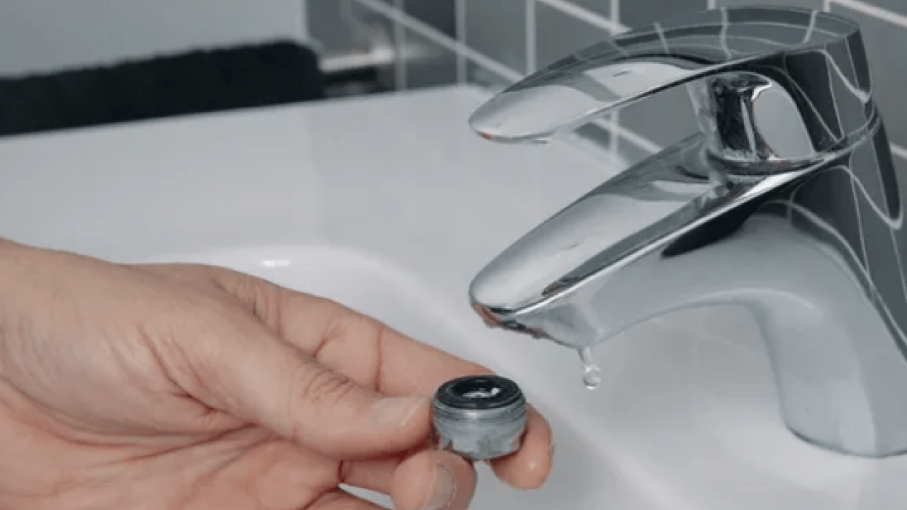 Foto - En zorlu sınavlardan biri... Kireçten taşlaşmış musluğu 5 dakikada ayna gibi yapın!