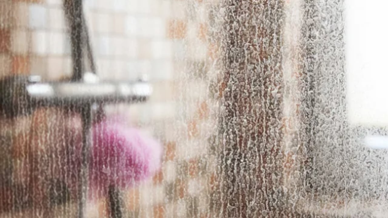 Foto - En zorlu sınavlardan biri... Kireçten taşlaşmış musluğu 5 dakikada ayna gibi yapın!