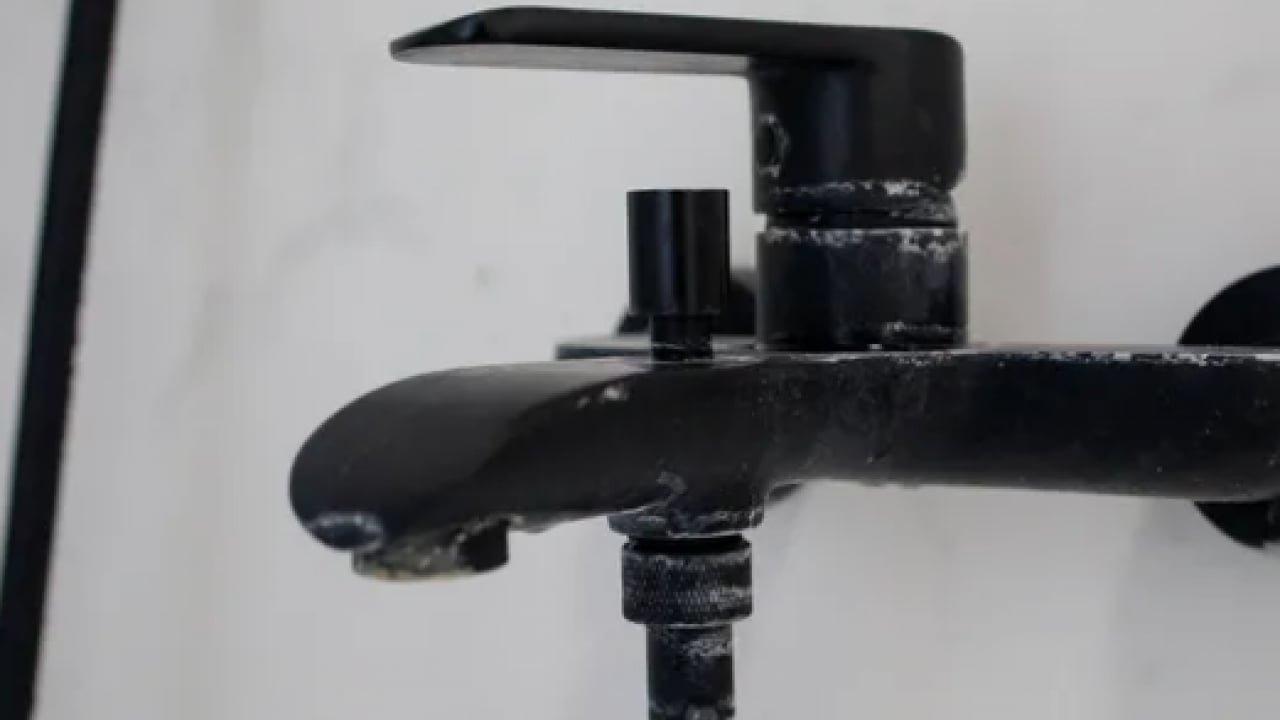 Foto - En zorlu sınavlardan biri... Kireçten taşlaşmış musluğu 5 dakikada ayna gibi yapın!