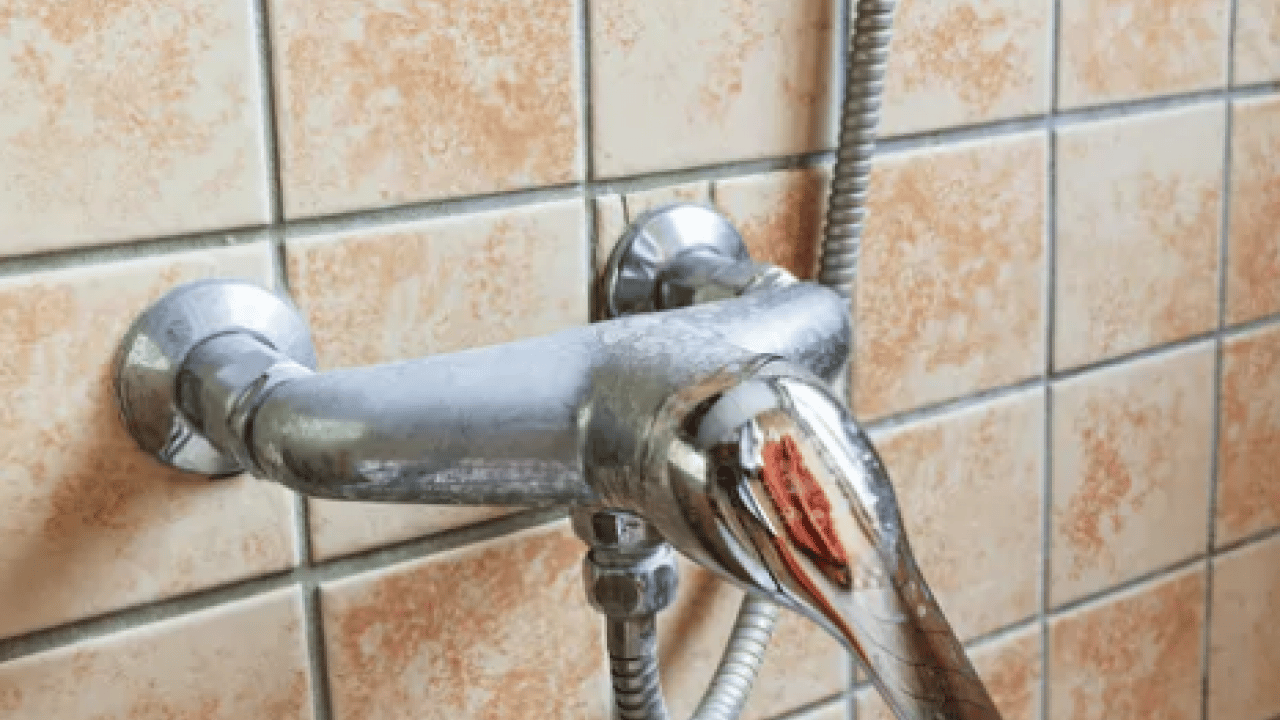 Foto - En zorlu sınavlardan biri... Kireçten taşlaşmış musluğu 5 dakikada ayna gibi yapın!