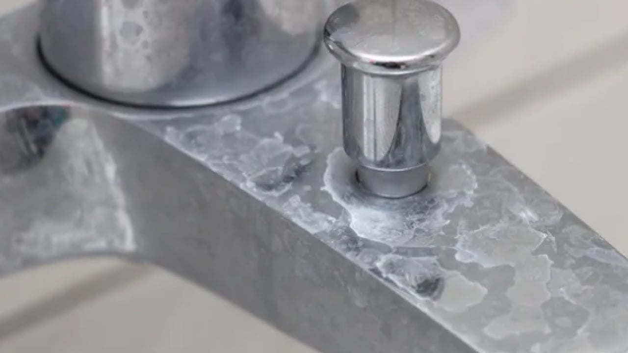 En zorlu sınavlardan biri... Kireçten taşlaşmış musluğu 5 dakikada ayna gibi yapın!