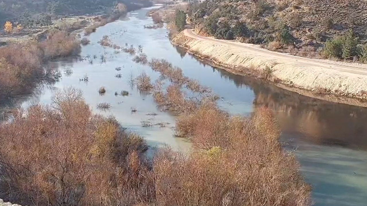 Foto - Endişelendiren tablo! Turkuaz nehir karardı, koku yayıldı