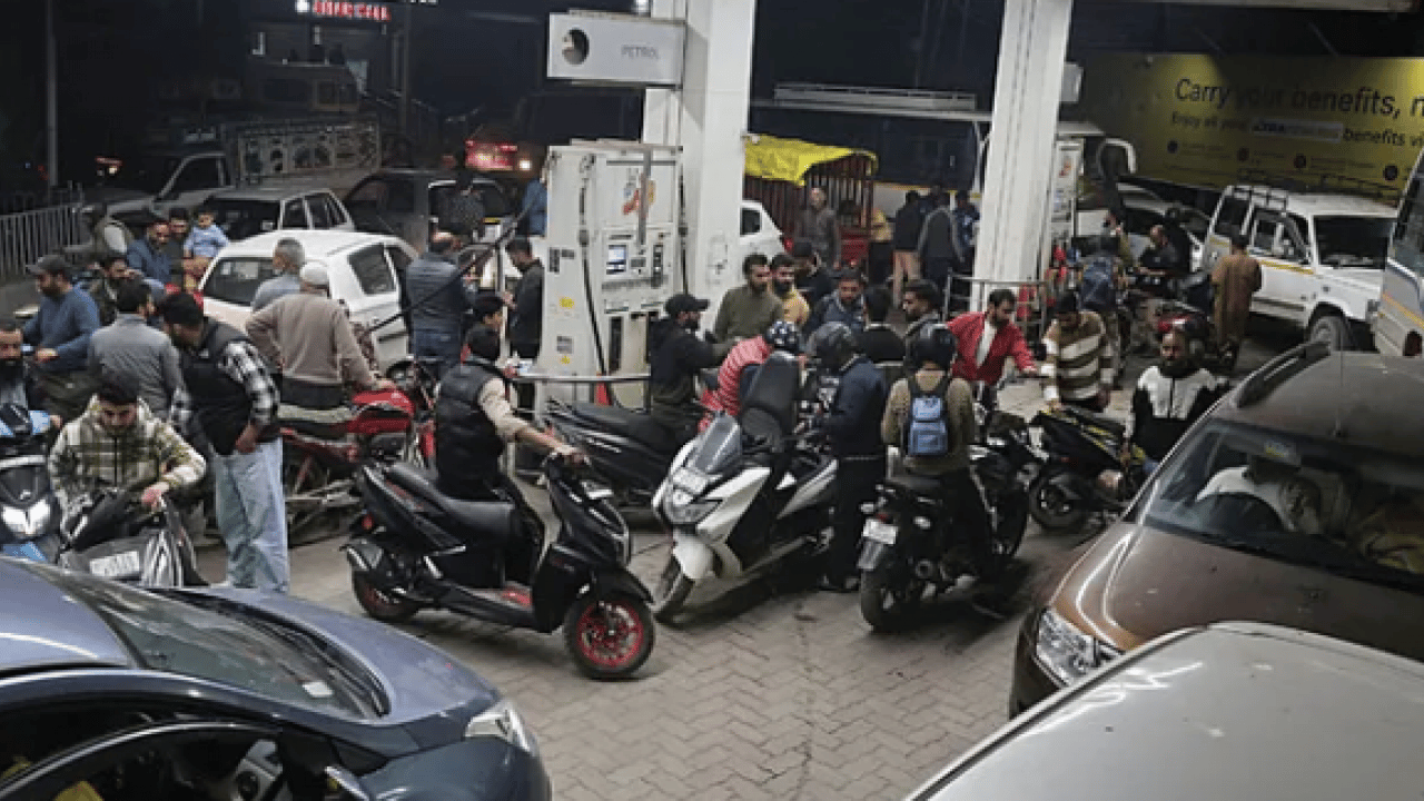 Foto - Enerji krizi Hindistan’ı vurdu! Tüp kuyrukları oluştu işletmeler kapandı