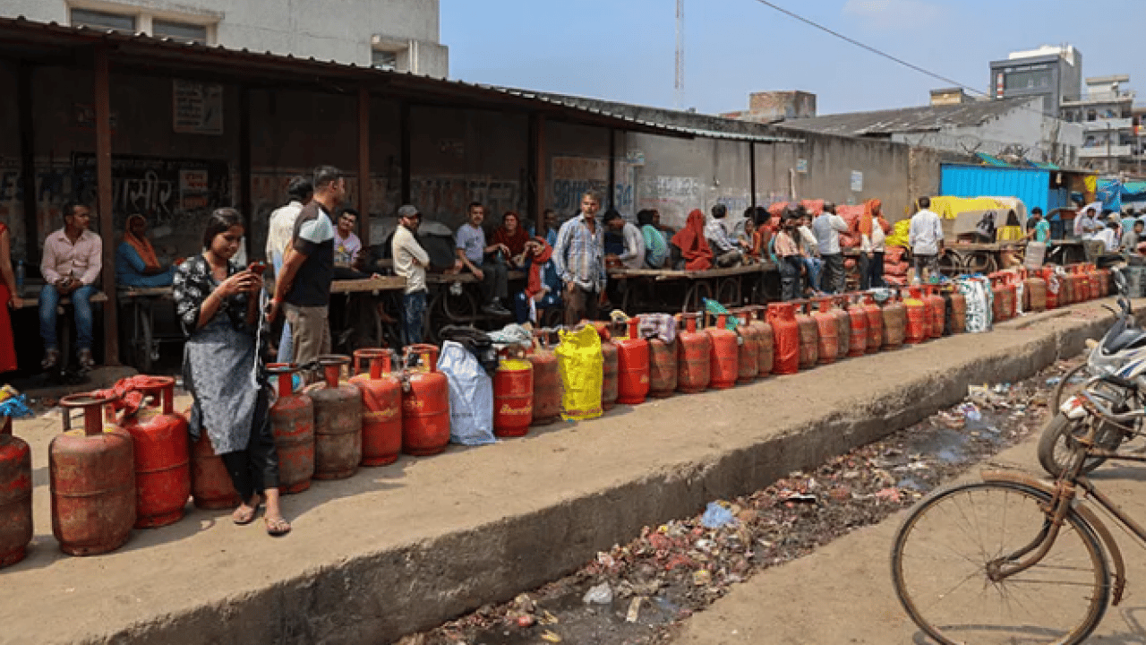 Foto - Enerji krizi Hindistan’ı vurdu! Tüp kuyrukları oluştu işletmeler kapandı