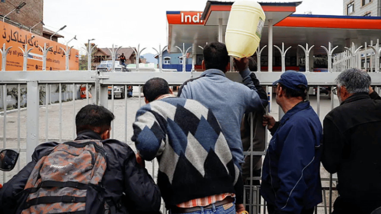 Foto - Enerji krizi Hindistan’ı vurdu! Tüp kuyrukları oluştu işletmeler kapandı