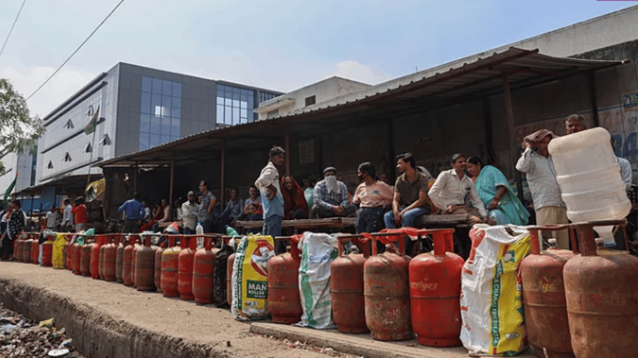 Foto - Enerji krizi Hindistan’ı vurdu! Tüp kuyrukları oluştu işletmeler kapandı