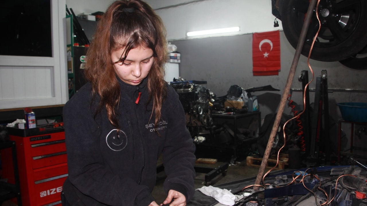 Foto - Engelleri yağa bulaşa bulaşa aşıyor! Sanayinin tek kız çırağı Dilem görenleri şaşırtıyor