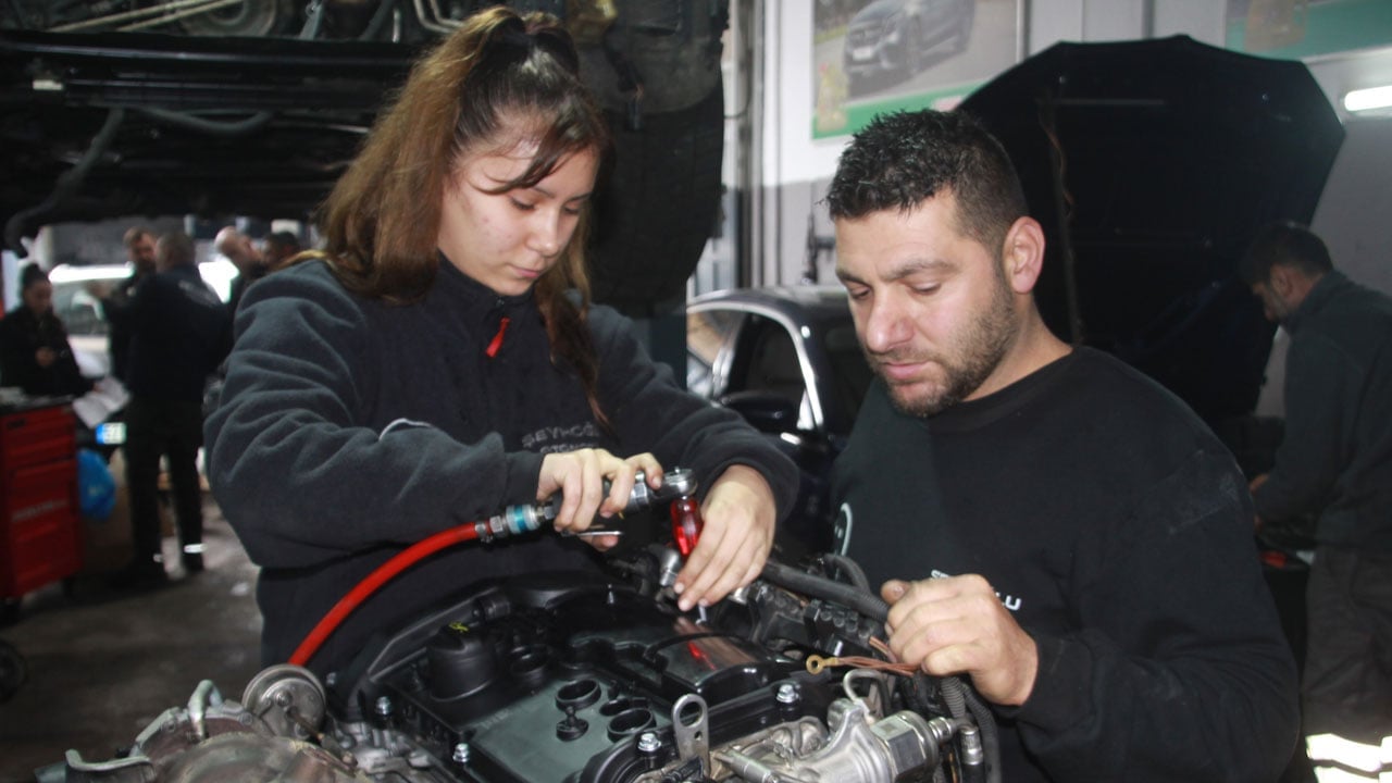 Foto - Engelleri yağa bulaşa bulaşa aşıyor! Sanayinin tek kız çırağı Dilem görenleri şaşırtıyor
