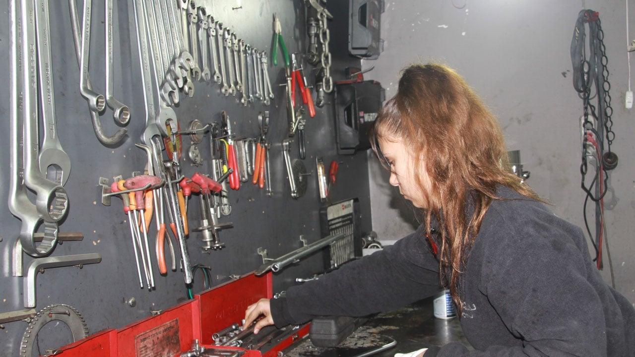 Foto - Engelleri yağa bulaşa bulaşa aşıyor! Sanayinin tek kız çırağı Dilem görenleri şaşırtıyor