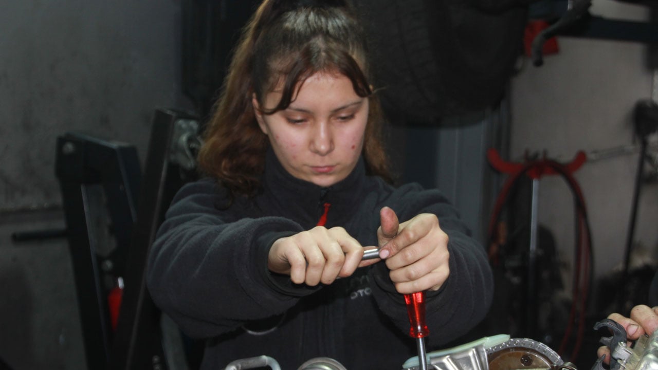 Foto - Engelleri yağa bulaşa bulaşa aşıyor! Sanayinin tek kız çırağı Dilem görenleri şaşırtıyor