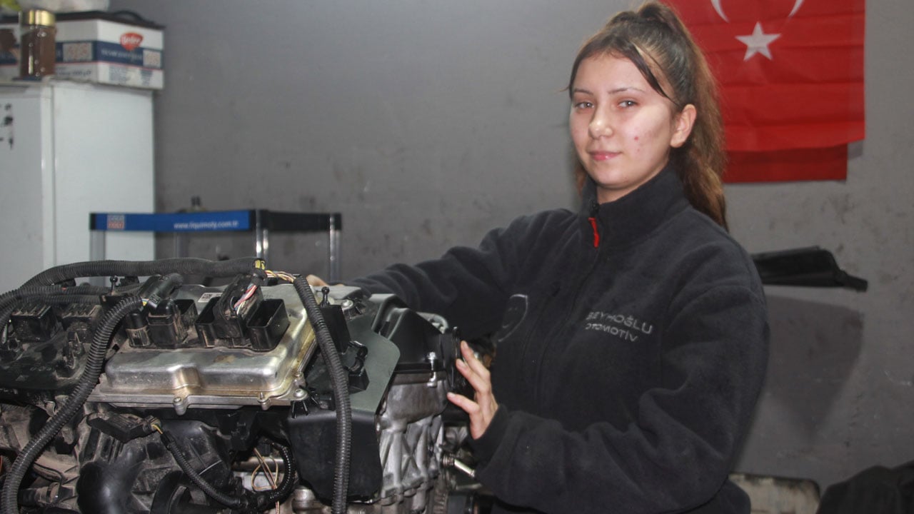 Engelleri yağa bulaşa bulaşa aşıyor! Sanayinin tek kız çırağı Dilem görenleri şaşırtıyor