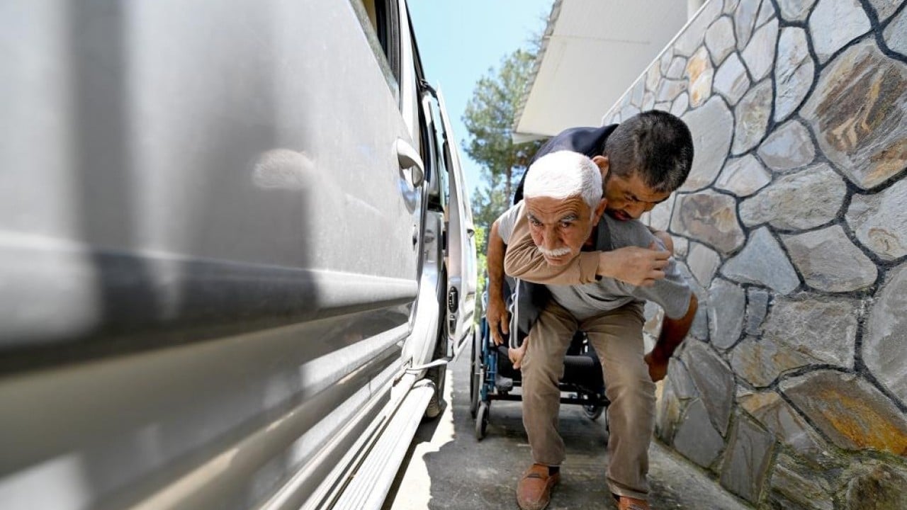 Engelli oğlunu sırtında taşıyan baba unutulmadı