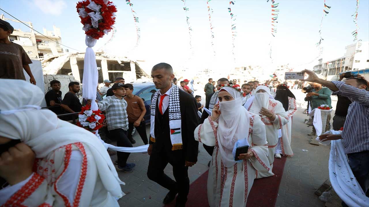 Foto - Enkazların içinde umut yeşeriyor! 150 çift dünya evine girdi