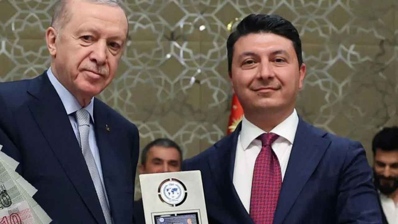 Foto - Erdoğan'ın elinden ödül alan ekonomist en düşük emekli maaşının kaç para olacağını açıkladı