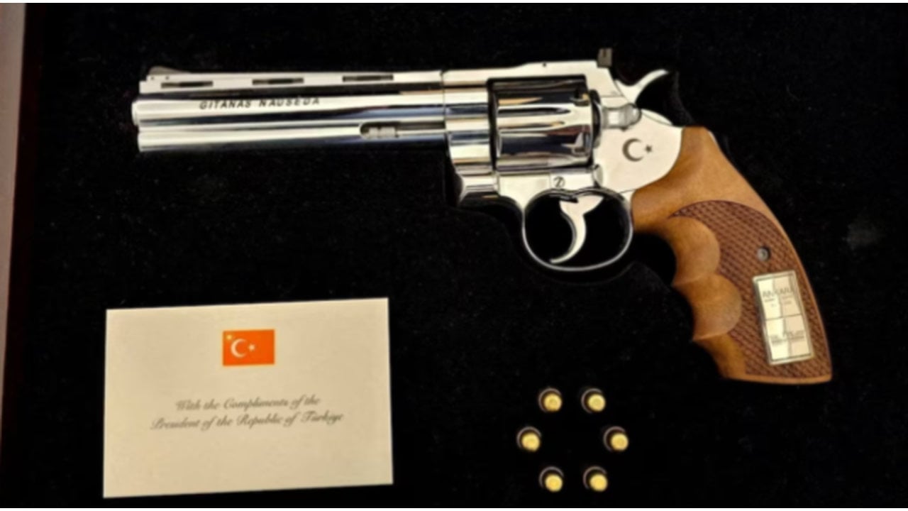 Foto - Erdoğan’ın hediyesi Avrupa’yı zangır zangır salladı! Cumhurbaşkanı, daha fazla dayanamayıp kutuyu hemen uçakta açtı
