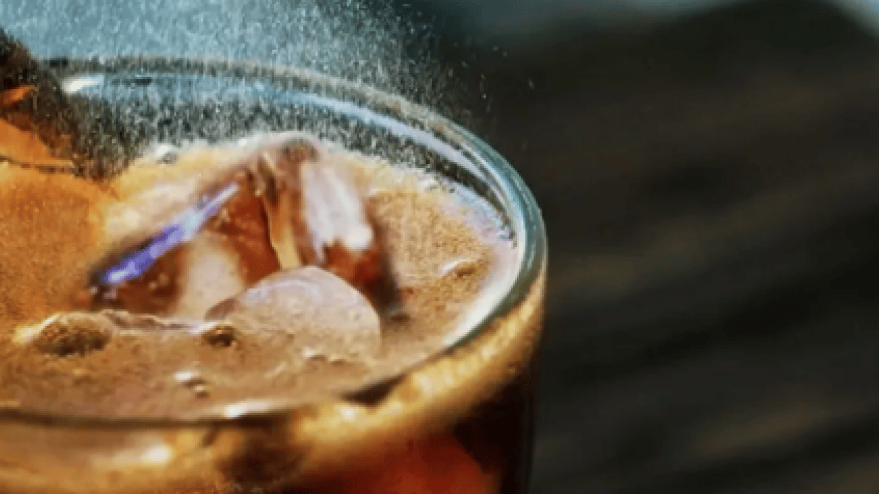 Ergenlik üstelik... Neredeyse her evde var ama riskli! Gençlerde kaygıyı artıran içecekler