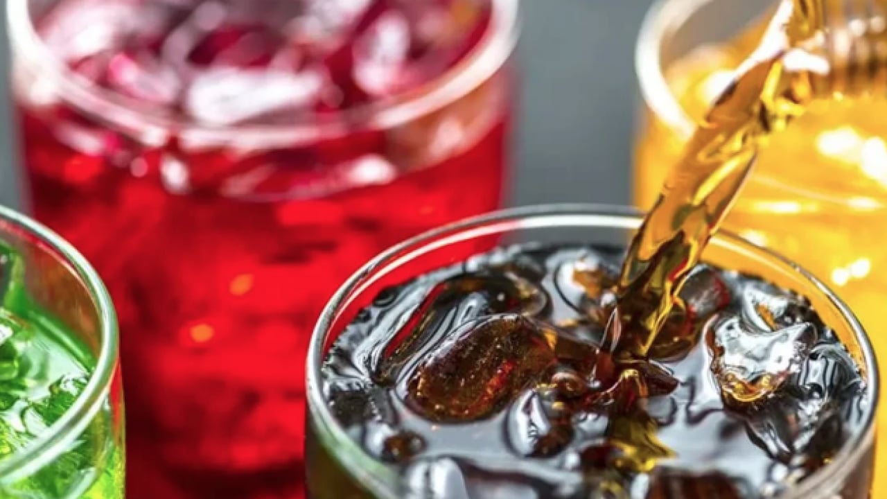 Foto - Ergenlik üstelik... Neredeyse her evde var ama riskli! Gençlerde kaygıyı artıran içecekler