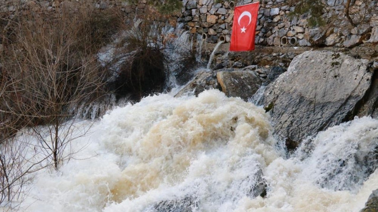 Foto - Eriyen kar suları Göksu Nehri'ni coşturdu