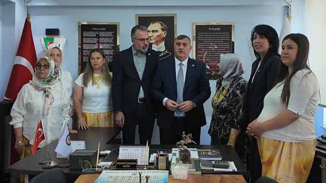 Erkekler köy dışında jandarma nöbette Kadınların 1 günlük saltanatı