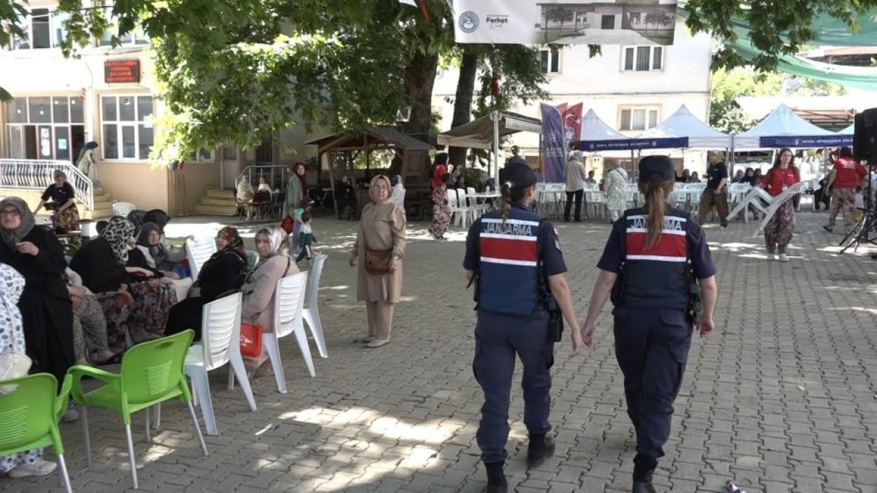 Foto - Erkekler köy dışında jandarma nöbette Kadınların 1 günlük saltanatı