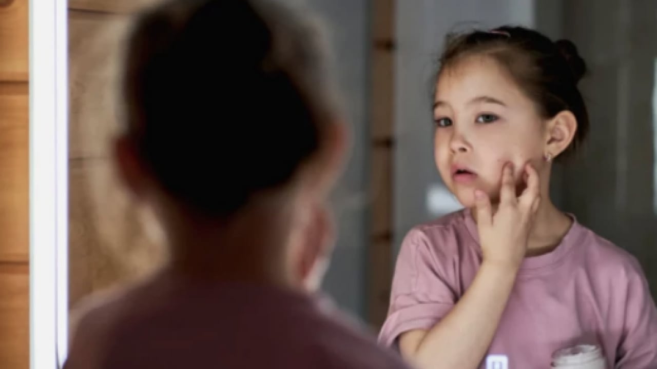 Erken yaşta makyaj ve cilt bakım... Uzmanlardan uyarı: Çocuk cildinin sessiz düşmanı