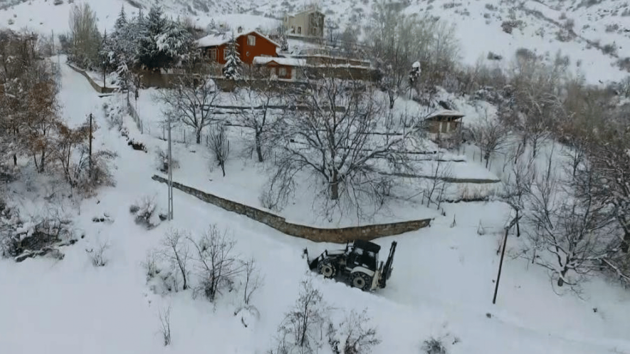 Erzincan’da kış şartları zorluyor: Kar ve tipi nedeniyle 12 köy yolu ulaşıma kapandı