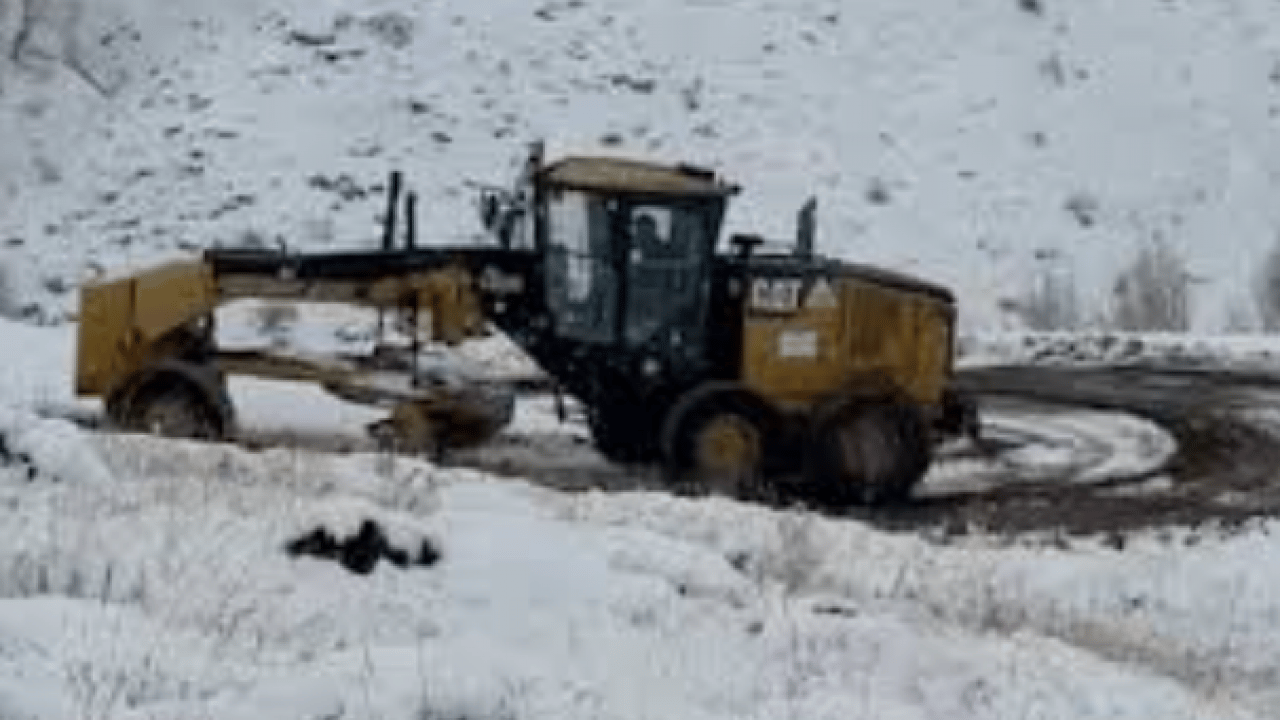 Foto - Erzincan’da kış şartları zorluyor: Kar ve tipi nedeniyle 12 köy yolu ulaşıma kapandı