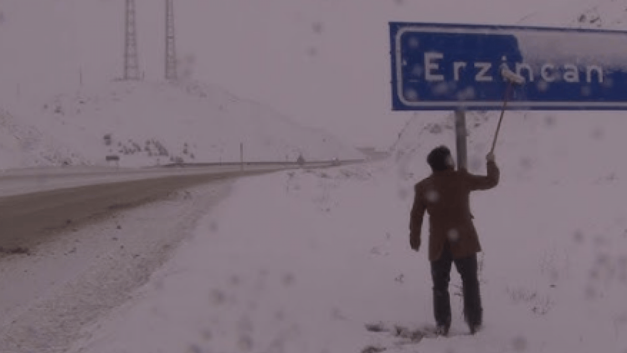 Foto - Erzincan’da kış şartları zorluyor: Kar ve tipi nedeniyle 12 köy yolu ulaşıma kapandı