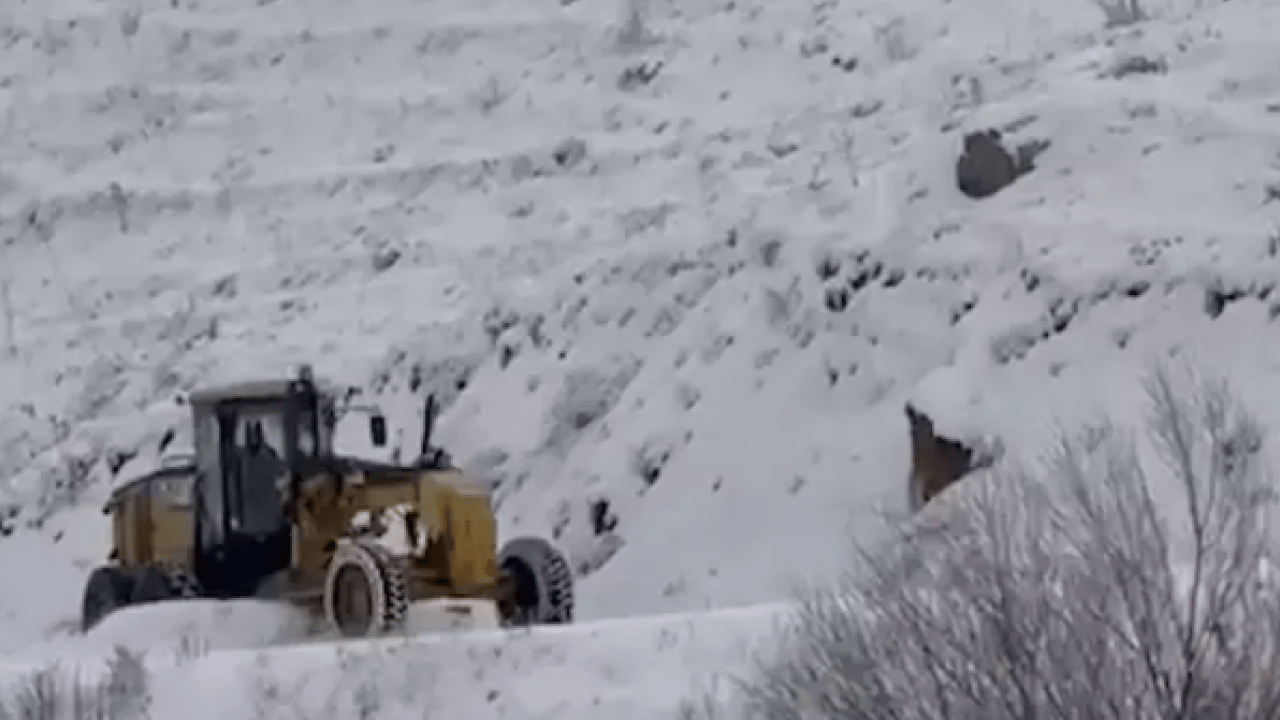 Foto - Erzincan’da kış şartları zorluyor: Kar ve tipi nedeniyle 12 köy yolu ulaşıma kapandı