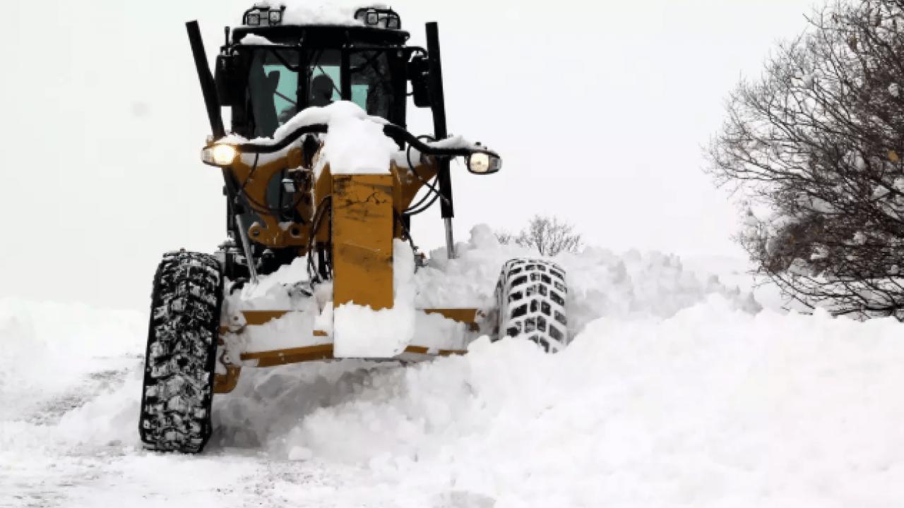Foto - Erzincan’da kış şartları zorluyor: Kar ve tipi nedeniyle 12 köy yolu ulaşıma kapandı