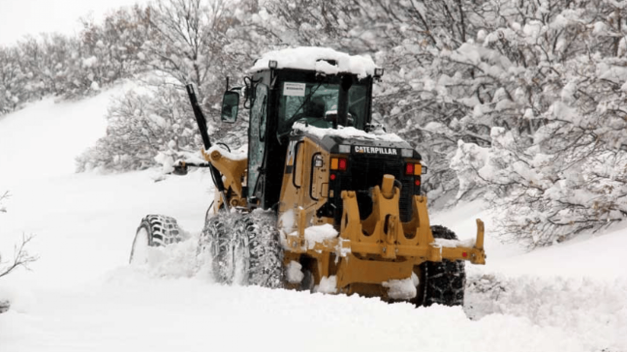 Foto - Erzincan’da kış şartları zorluyor: Kar ve tipi nedeniyle 12 köy yolu ulaşıma kapandı