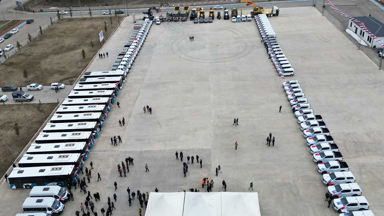 Foto - Erzurum'da AK Belediyecilik rüzgarı! 170 araçlık dev filo hizmete girdi!