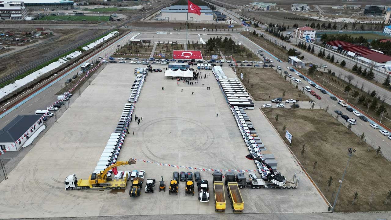 Foto - Erzurum'da AK Belediyecilik rüzgarı! 170 araçlık dev filo hizmete girdi!