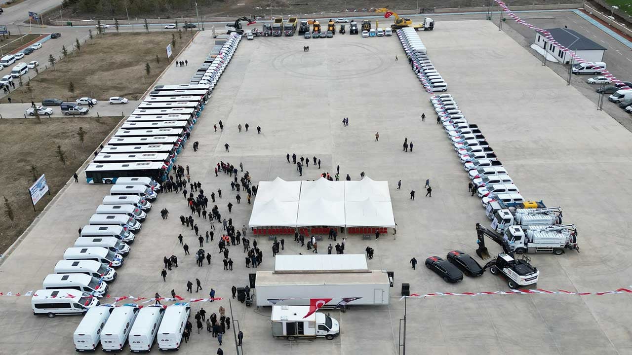 Foto - Erzurum'da AK Belediyecilik rüzgarı! 170 araçlık dev filo hizmete girdi!