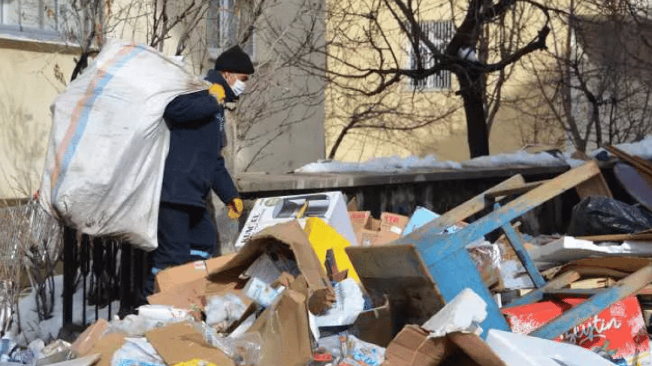 Foto - Erzurum'da akıl almaz olay: Bir evden 25 ton çöp çıktı!