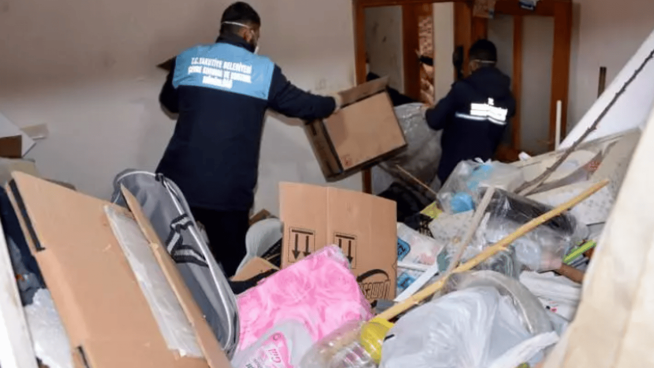 Foto - Erzurum'da akıl almaz olay: Bir evden 25 ton çöp çıktı!