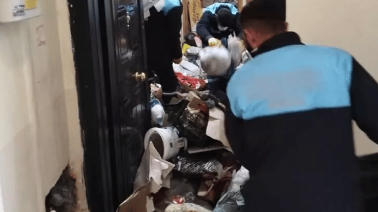 Foto - Erzurum'da akıl almaz olay: Bir evden 25 ton çöp çıktı!