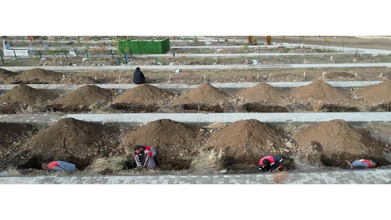 Foto - Erzurum’da kış öncesi çok sayıda mezar kazıldı