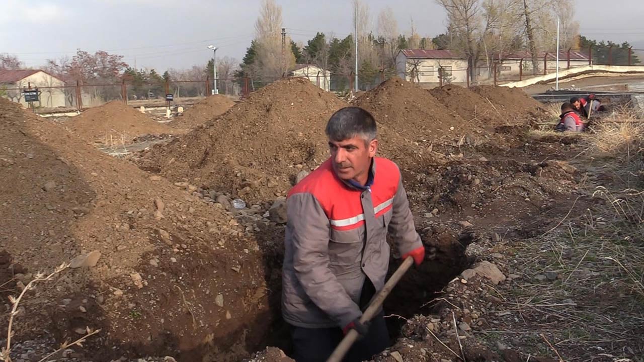 Foto - Erzurum’da kış öncesi çok sayıda mezar kazıldı