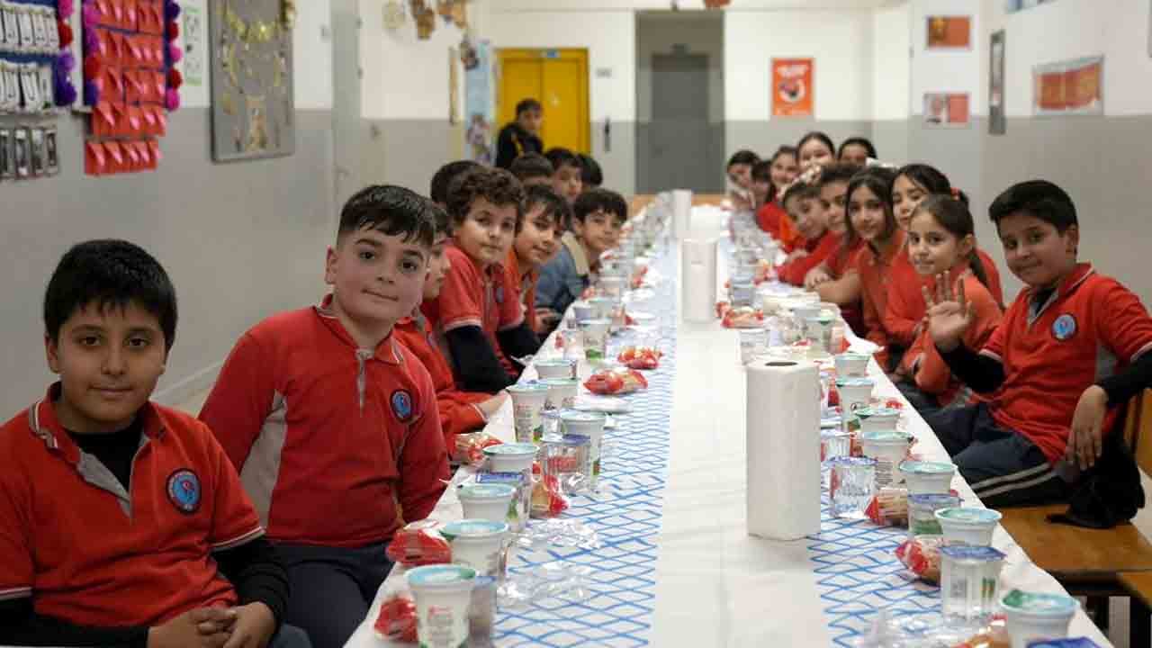 Foto - Esenler Belediyesi’nin desteğiyle okulda anlamlı buluşma: Minik Kalpler iftar sofrasında