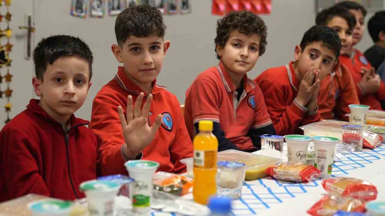 Foto - Esenler Belediyesi’nin desteğiyle okulda anlamlı buluşma: Minik Kalpler iftar sofrasında