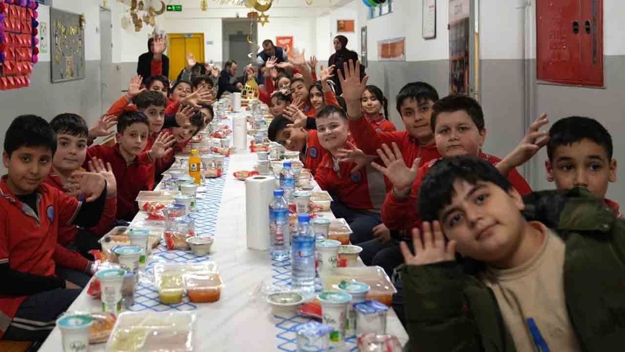 Foto - Esenler Belediyesi’nin desteğiyle okulda anlamlı buluşma: Minik Kalpler iftar sofrasında