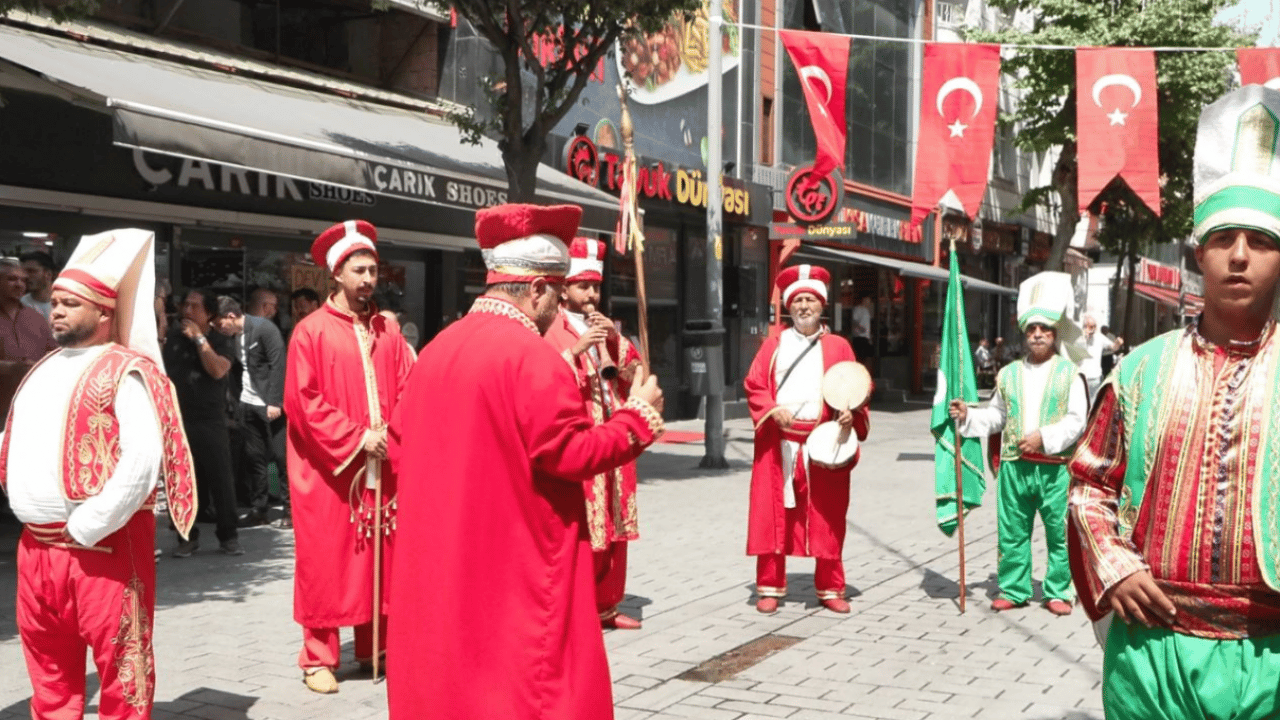 Foto - Esenler'de esnafa Türk bayrağı dağıtıldı: Bağımsızlık direnişi nasıl olur, tüm dünyaya gösterdik
