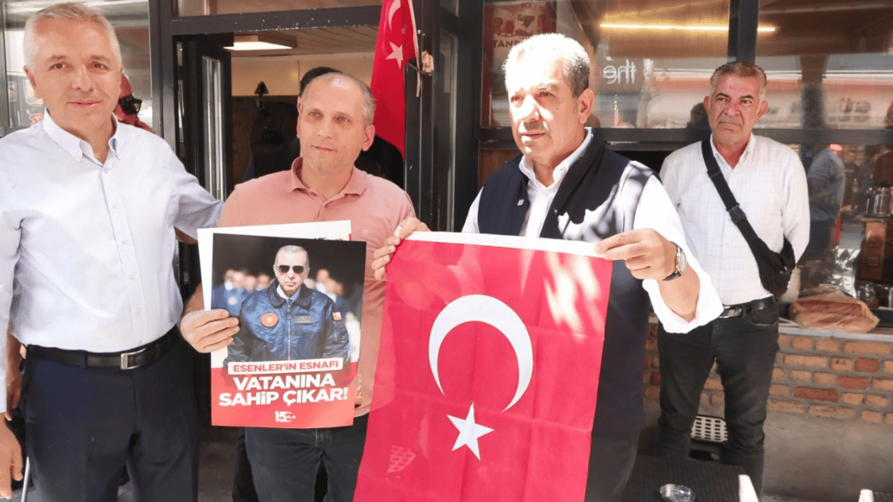 Foto - Esenler'de esnafa Türk bayrağı dağıtıldı: Bağımsızlık direnişi nasıl olur, tüm dünyaya gösterdik