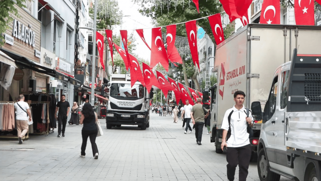 Foto - Esenler'de esnafa Türk bayrağı dağıtıldı: Bağımsızlık direnişi nasıl olur, tüm dünyaya gösterdik