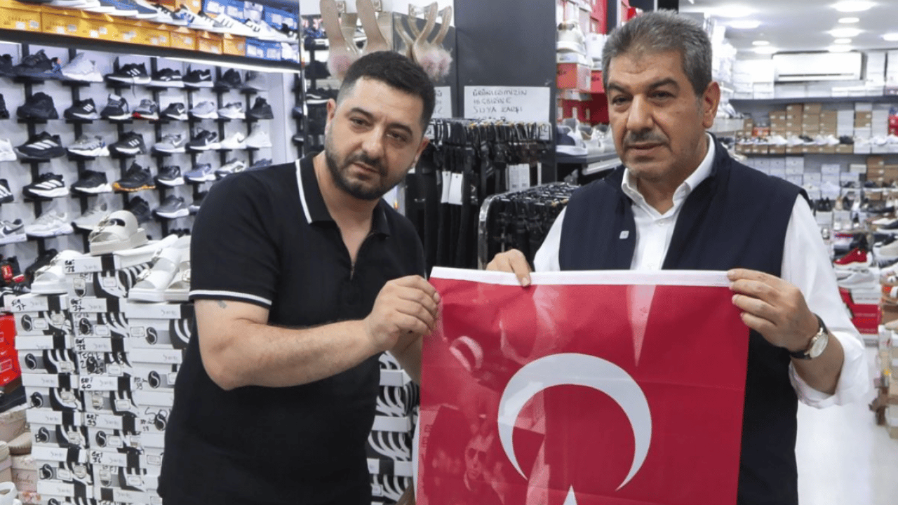 Foto - Esenler'de esnafa Türk bayrağı dağıtıldı: Bağımsızlık direnişi nasıl olur, tüm dünyaya gösterdik
