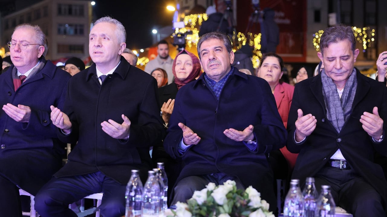 Foto - Esenler’de Kadir Gecesi’nde rekor buluşma! On binler aynı anda dua etti! 16 kişiye umre sürprizi