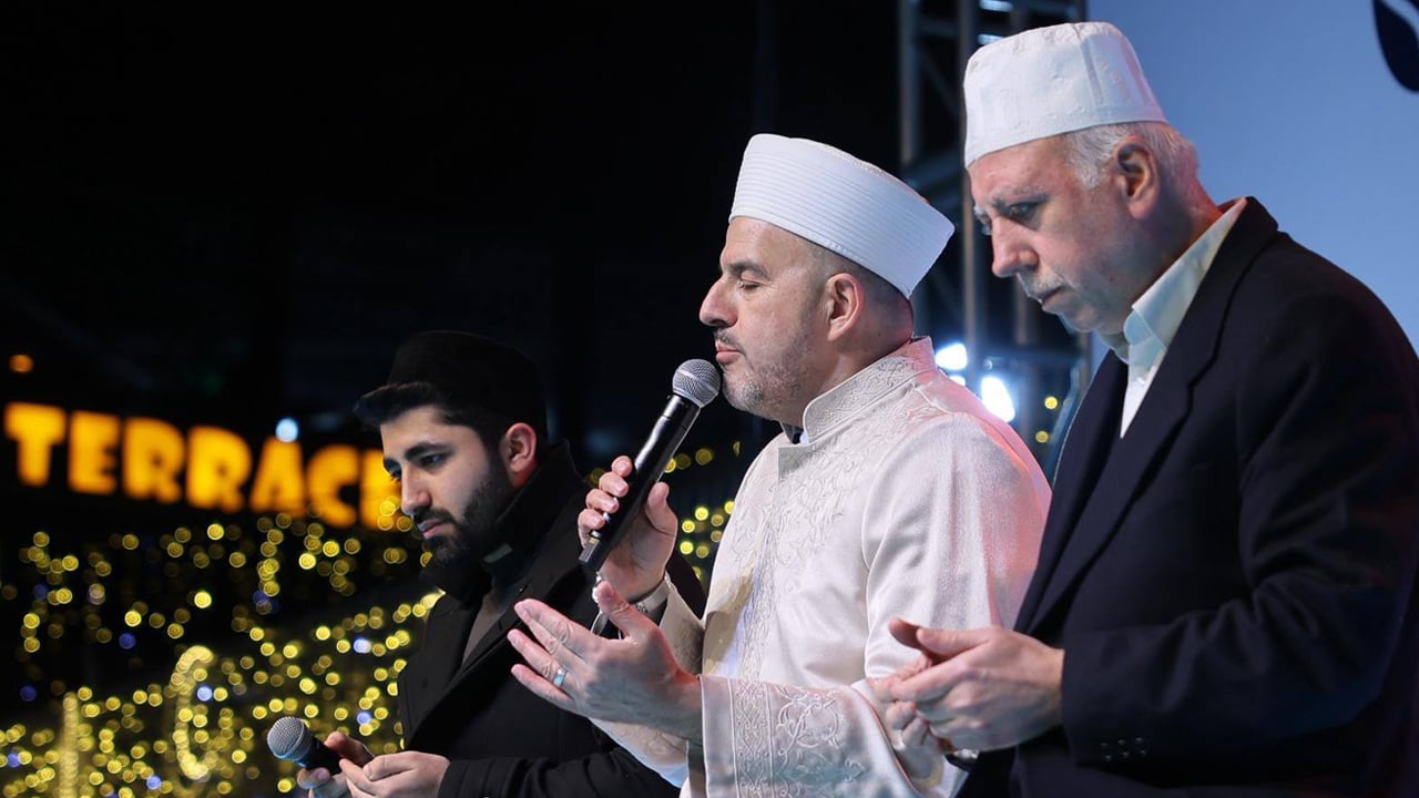 Foto - Esenler’de Kadir Gecesi’nde rekor buluşma! On binler aynı anda dua etti! 16 kişiye umre sürprizi