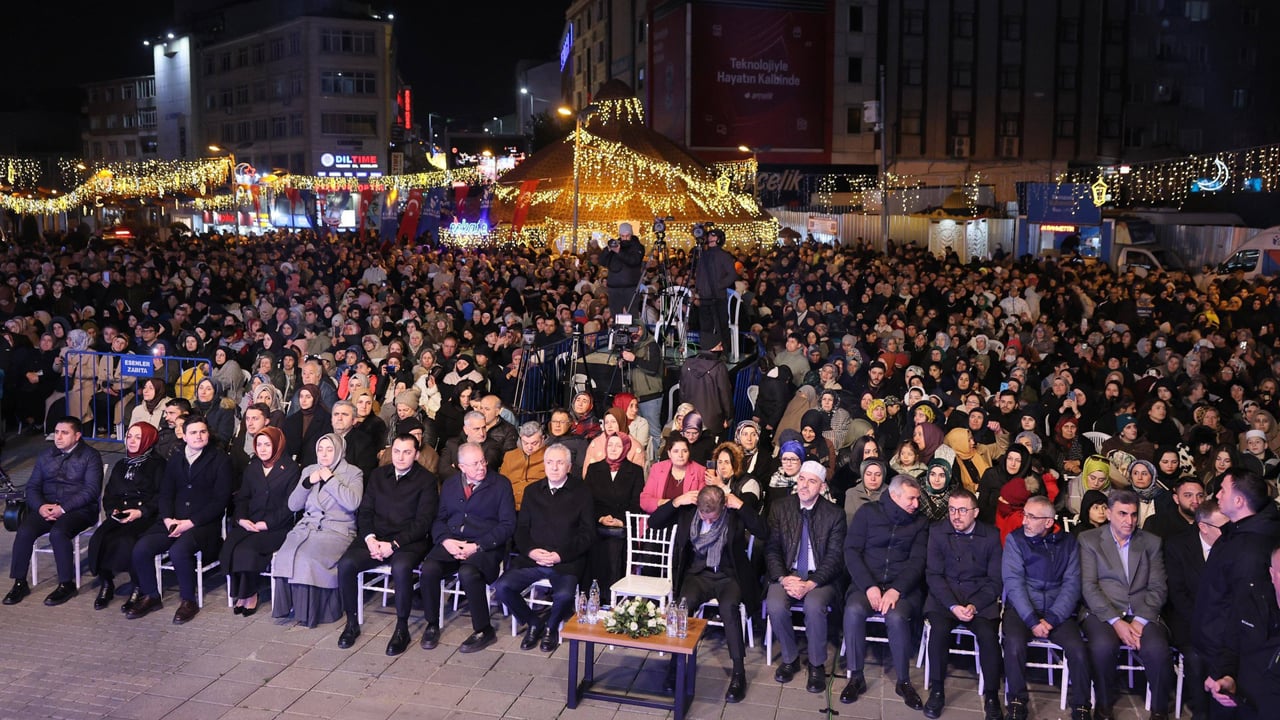 Esenler’de Kadir Gecesi’nde rekor buluşma! On binler aynı anda dua etti! 16 kişiye umre sürprizi